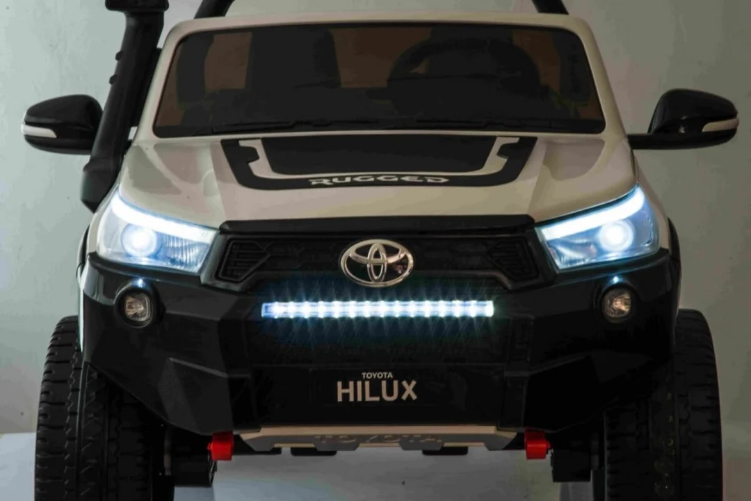 Toyota Hilux Bijela Auto Na Akumulator 10.jpg