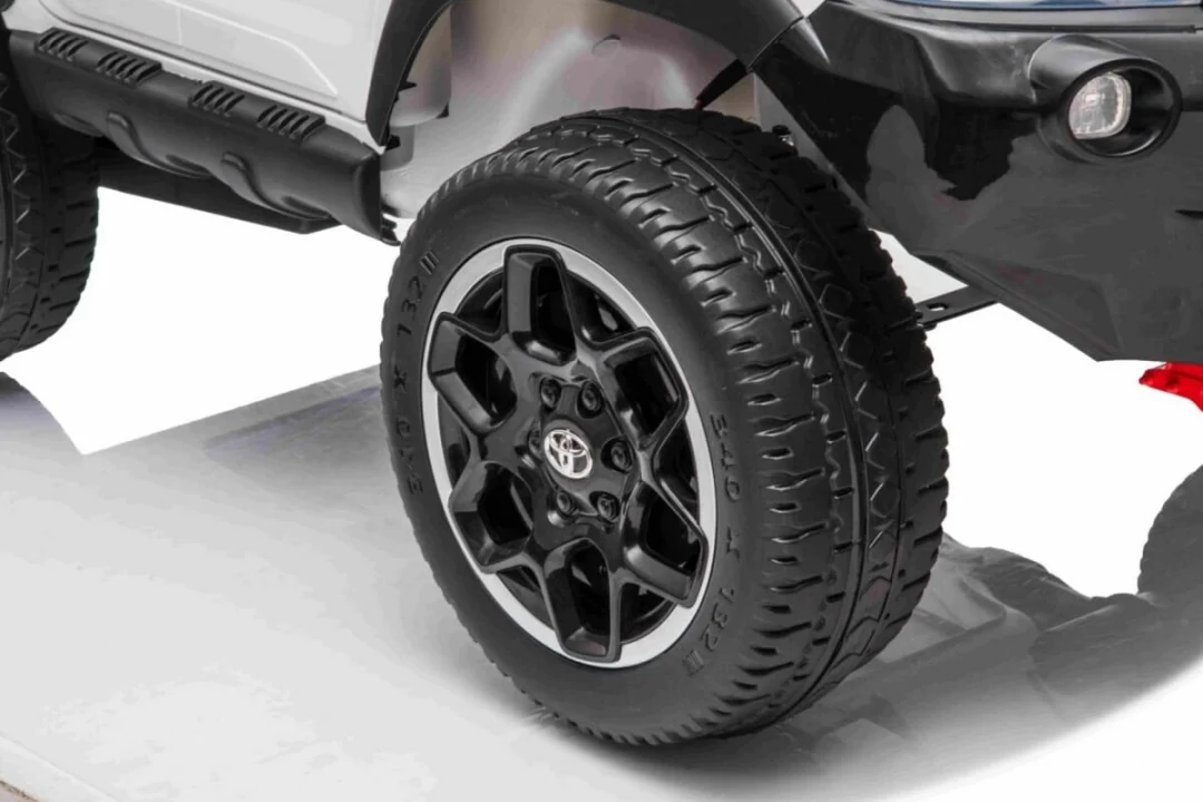 Toyota Hilux Bijela Auto Na Akumulator 8.jpg