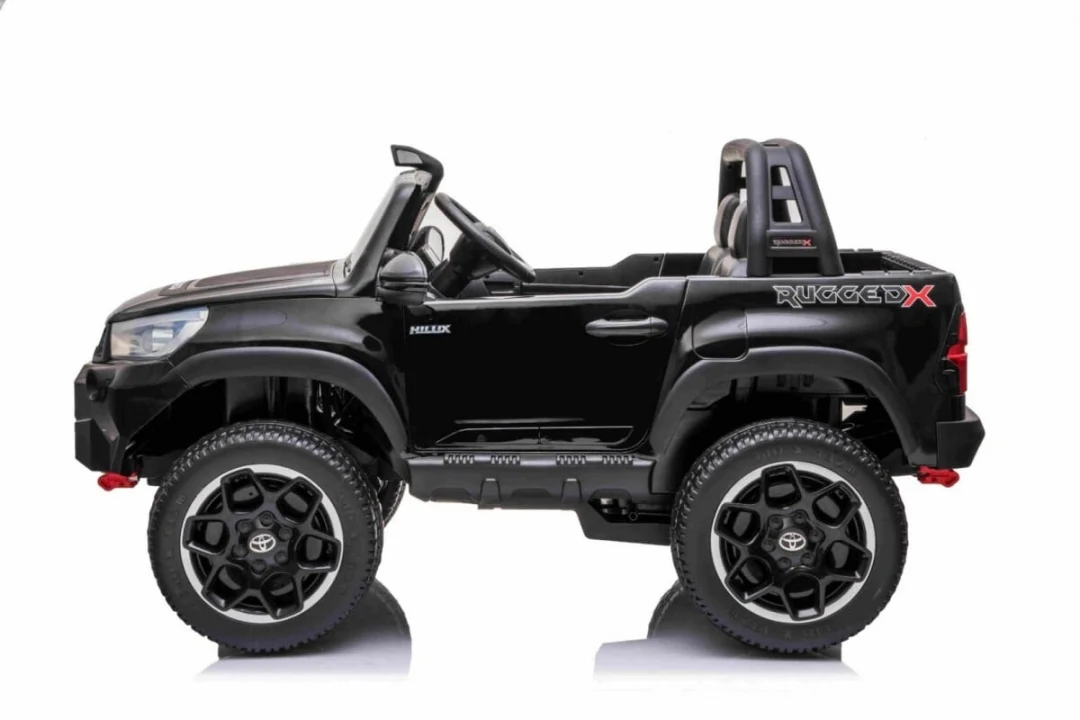 Toyota Hilux Crna Auto Na Akumulator 2.jpg