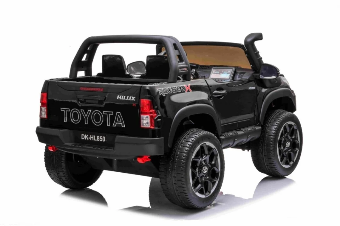 Toyota Hilux Crna Auto Na Akumulator 4.jpg