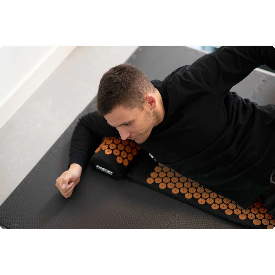 Akupresurna prostirka s bodljama Neo-Sport NS-901, crna i zlatna_5