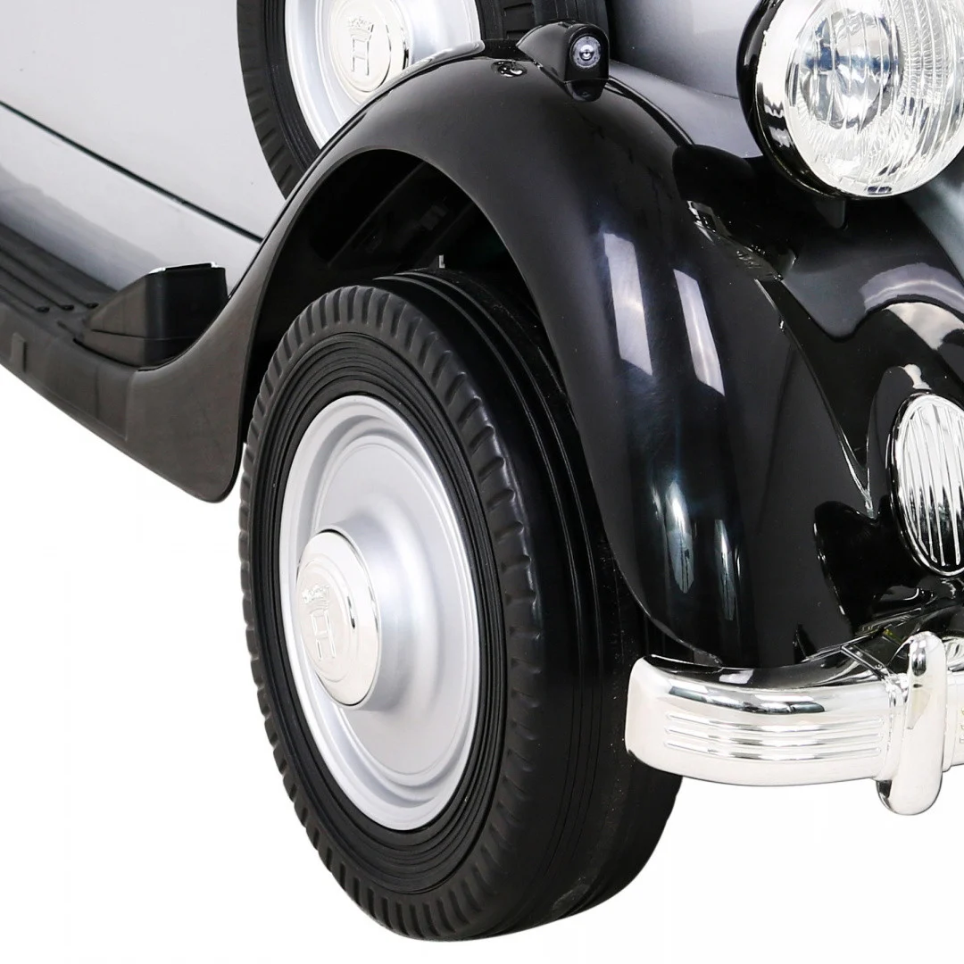 Audi Horch 930V srebrni retro automobil_16