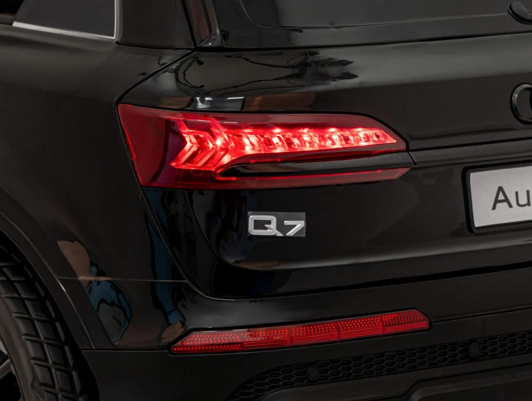 Audi Q7 Lift crno vozilo_17