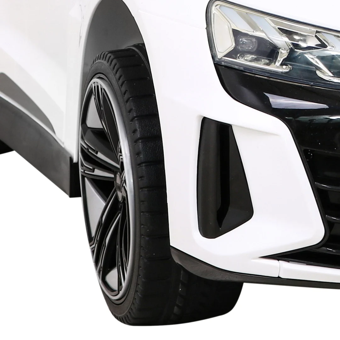 Audi RS E-Tron GT na baterije bijeli + daljinski upravljač + 4x4 pogon + MP3 radio + LED, bijela_12