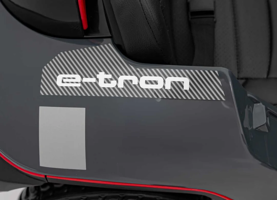 Audi RSQ E-TRON sivo vozilo_23