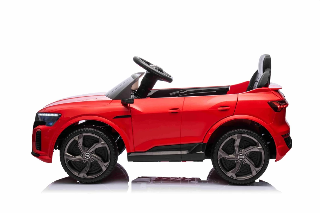 Audi SQ8 crveno vozilo_16