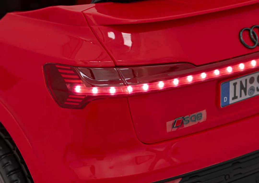 Audi SQ8 crveno vozilo_28