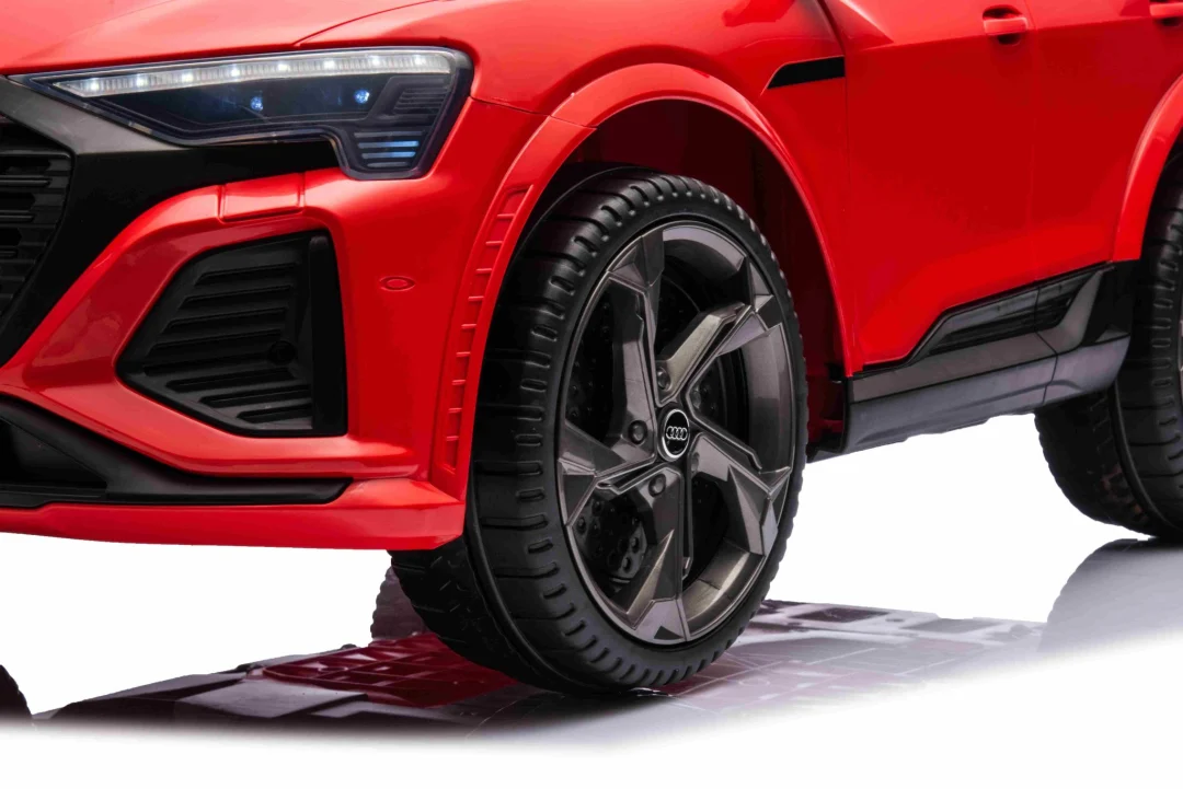 Audi SQ8 crveno vozilo_6