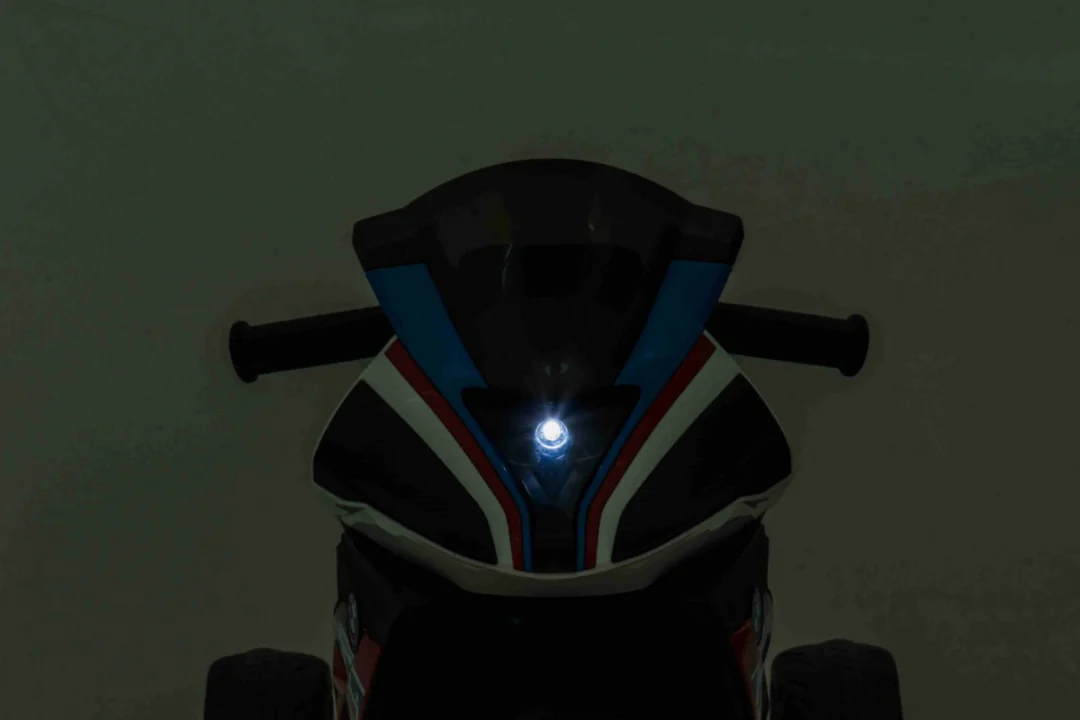 BMW HP4 Dječji motocikl na baterije, plavi + 3 kotača + LED + MP3 USB + eko koža, plava motor na akumulator_16
