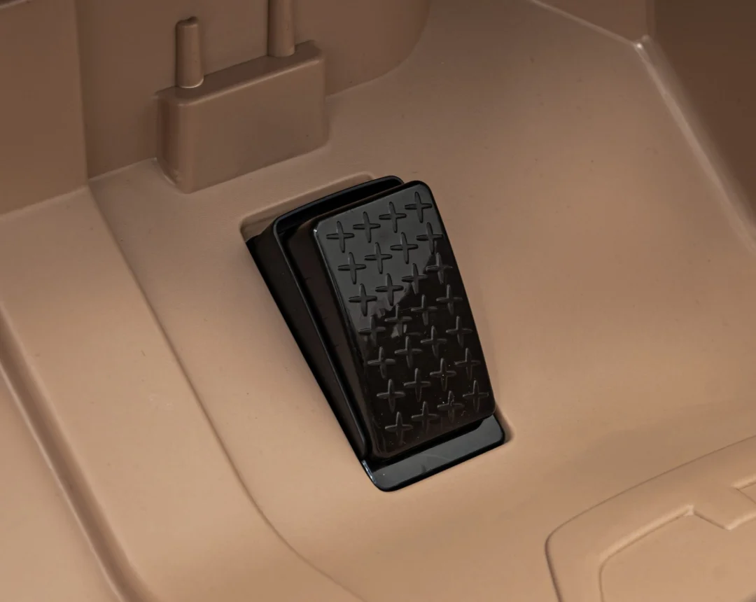 BMW i4 automobil na akumulator, zlatni_13