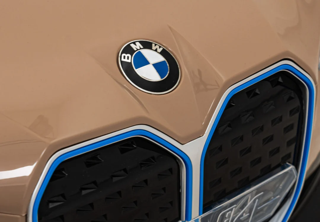 BMW i4 automobil na akumulator, zlatni_15