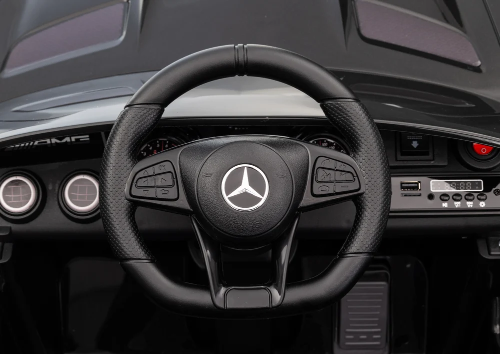 Crni automobil na baterije Mercedes GTR_12