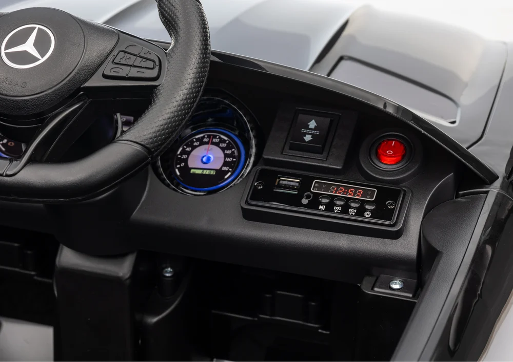 Crni automobil na baterije Mercedes GTR_13
