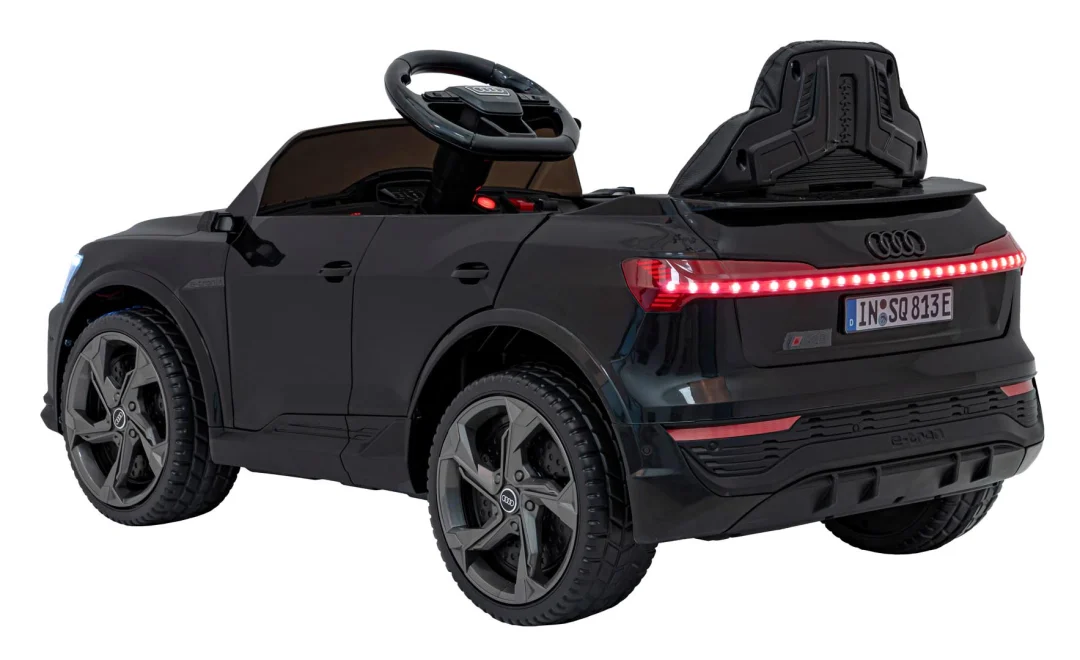 Crno vozilo Audi SQ8_14