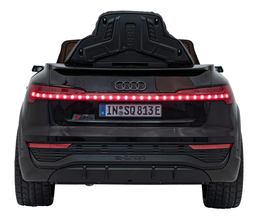 Crno vozilo Audi SQ8_16