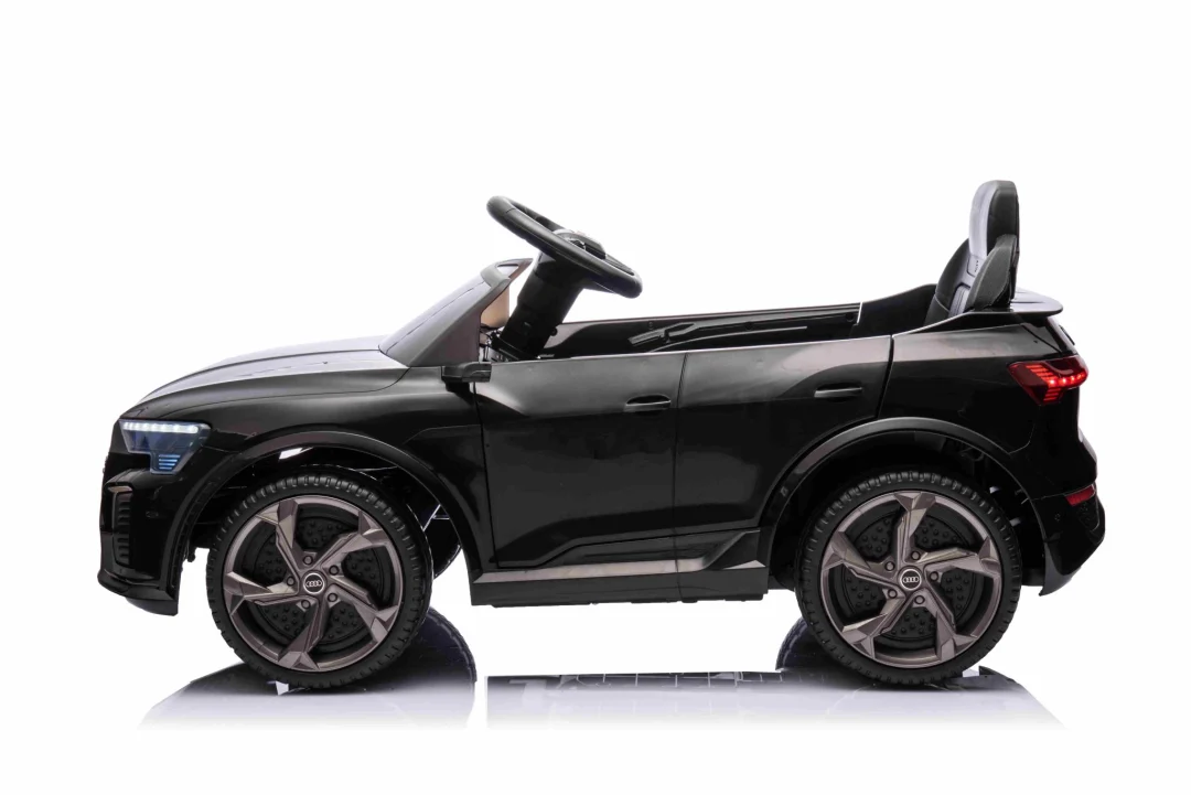 Crno vozilo Audi SQ8_17