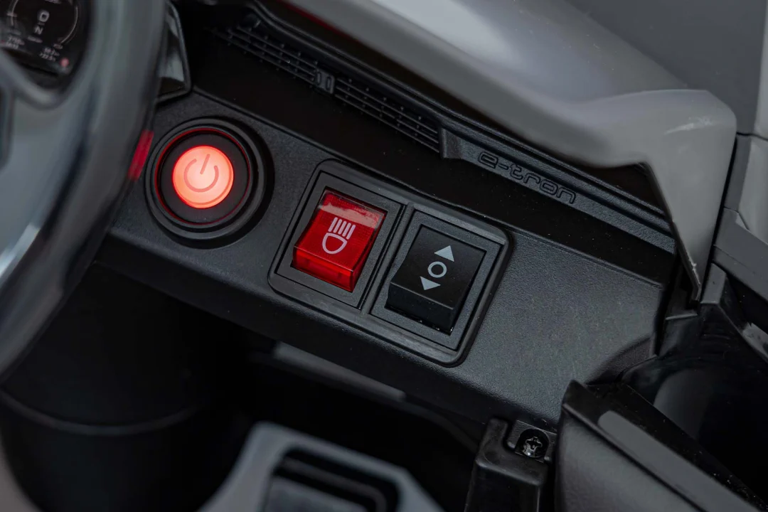 Crno vozilo Audi SQ8_20