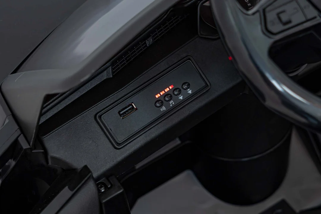 Crno vozilo Audi SQ8_21