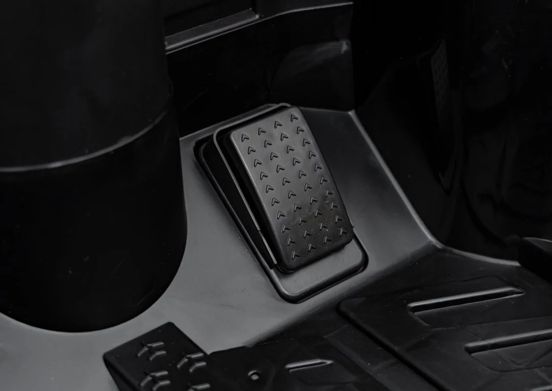 Crno vozilo Audi SQ8_23