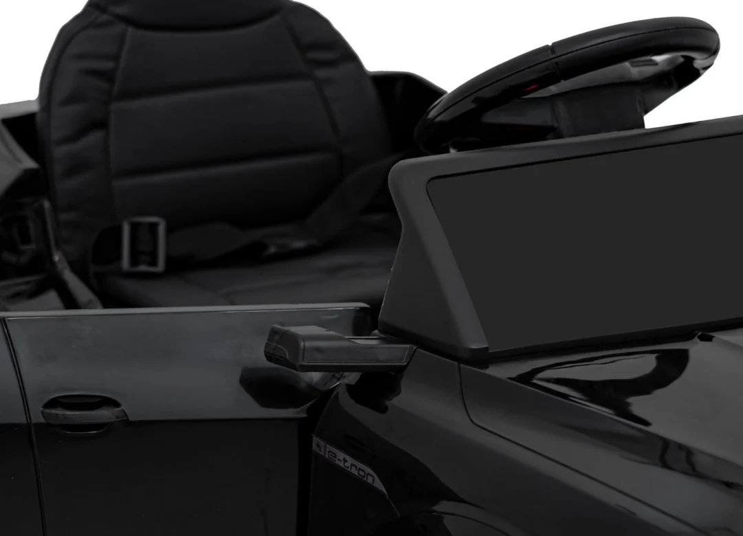 Crno vozilo Audi SQ8_25