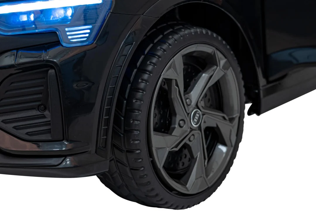 Crno vozilo Audi SQ8_26