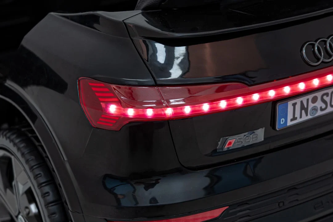 Crno vozilo Audi SQ8_27