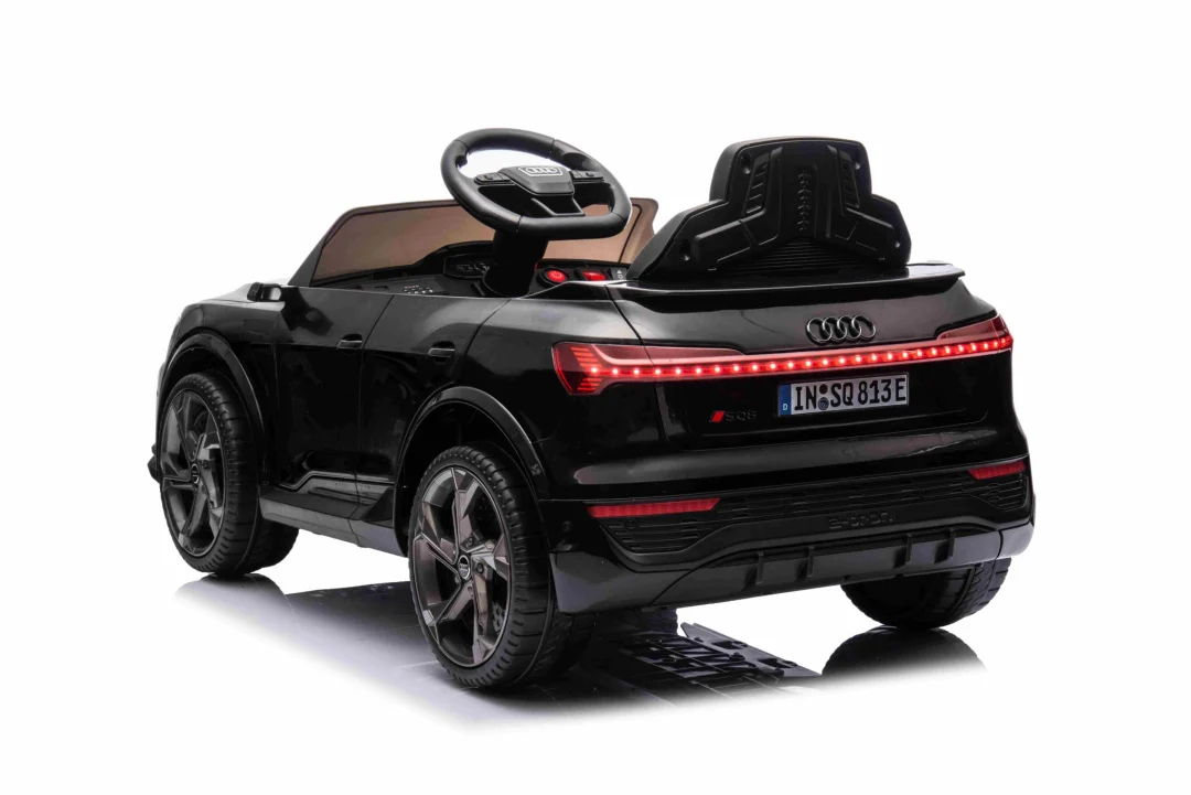 Crno vozilo Audi SQ8_3