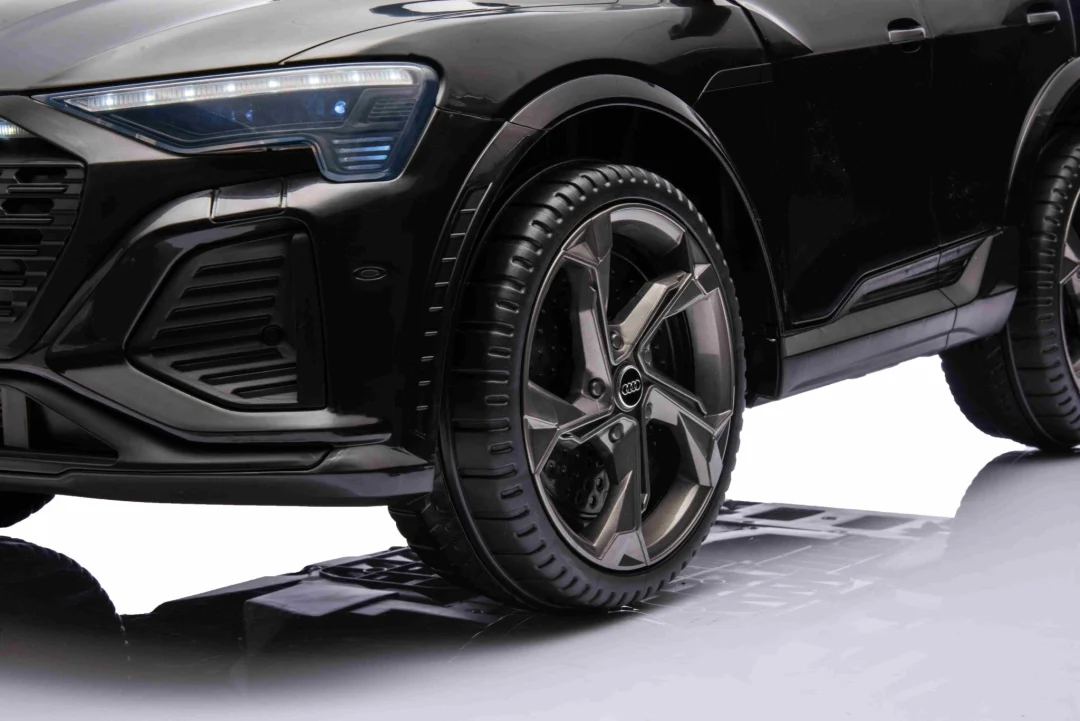 Crno vozilo Audi SQ8_9