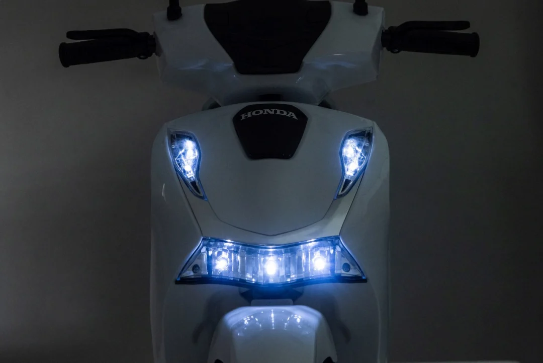 Dječji električni skuter Honda SH125I bijeli motor na akumulator_53