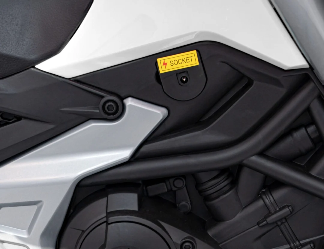 Honda NC750X bijeli motocikl, bijela motor na akumulator_18