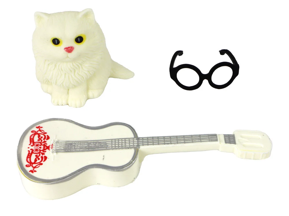 Lutka Emily s gitarom, naočalama i mačetom_3