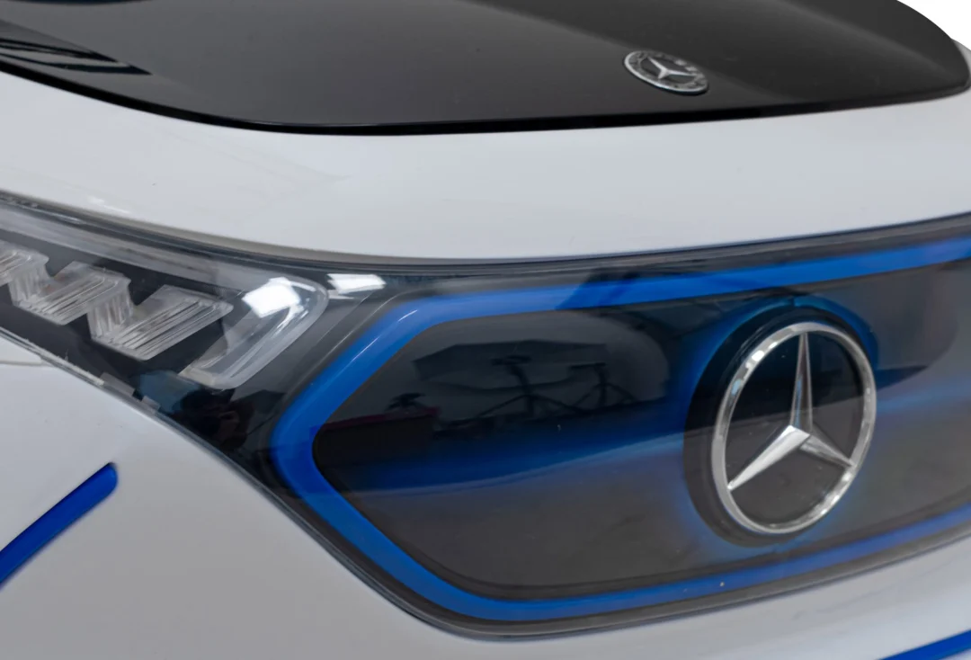 Mercedes Benz AMG EQA za djecu bijela + daljinski upravljač + pojasevi s 5 točaka + EVA + MP3_14