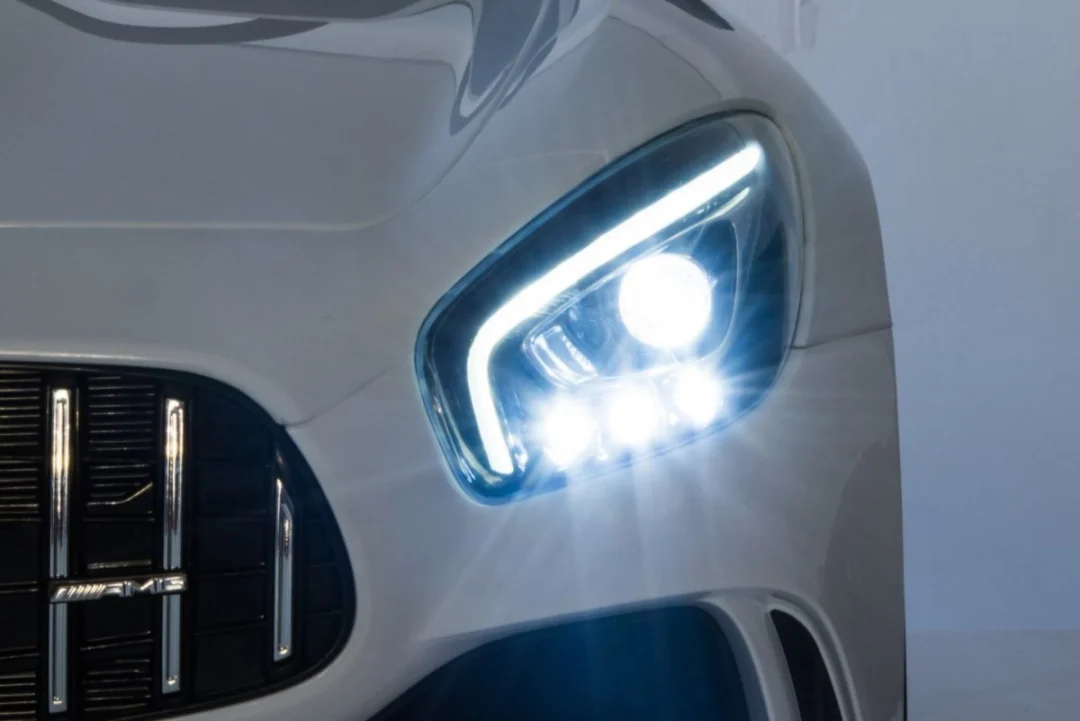 Mercedes-Benz GT R za djecu Crvena boja + 4x4 pogon + ventilacijski otvor + daljinski upravljač_11