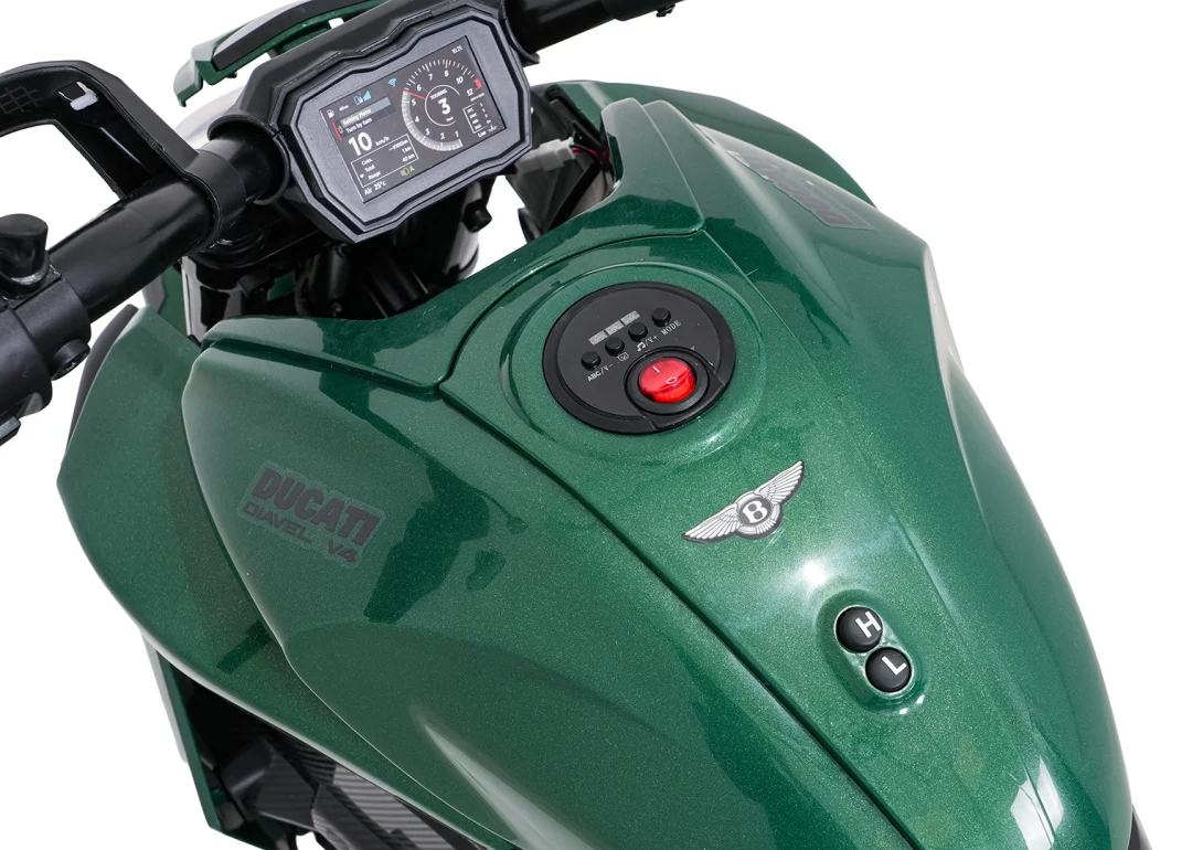 Motor Ducati Diavel x Bentley zeleni motor na akumulator_17