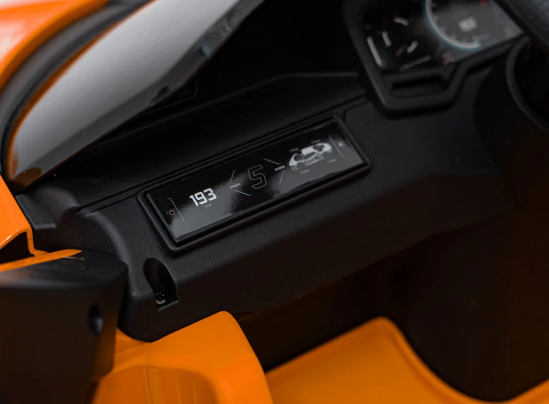 Narančasto vozilo Lamborghini Revuelto_19