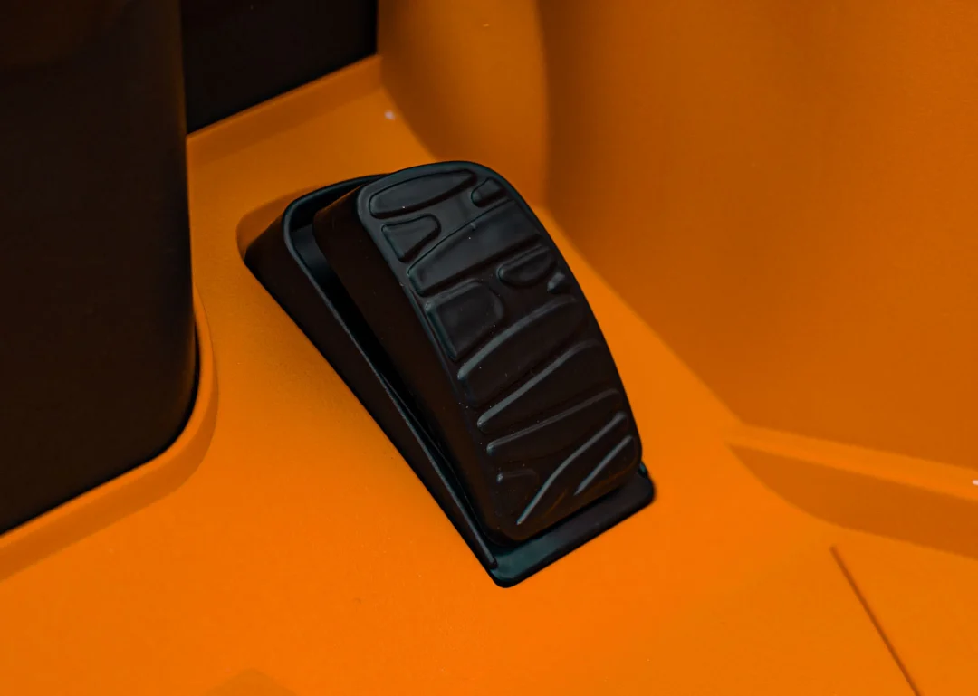 Narančasto vozilo Lamborghini Revuelto_25