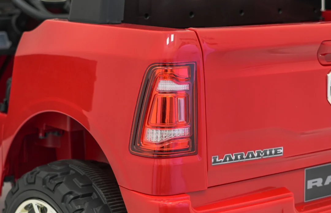 RAM 3500 Crveno vozilo_25