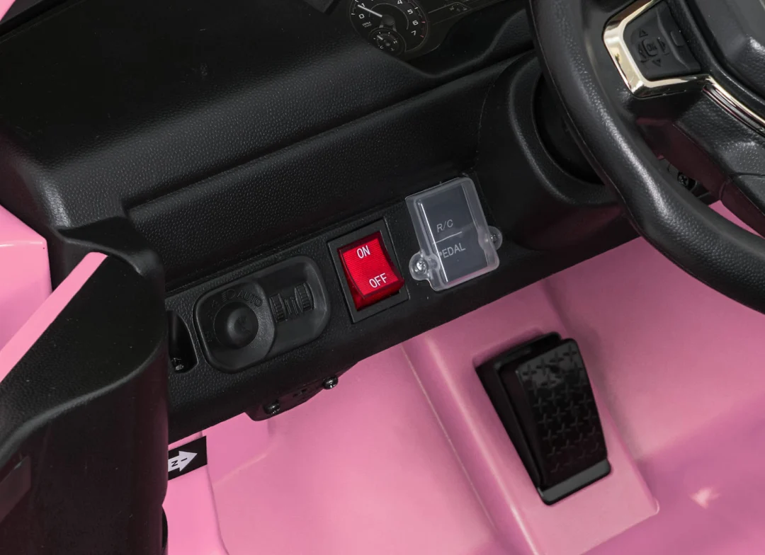 RAM 3500 ružičasto vozilo_15