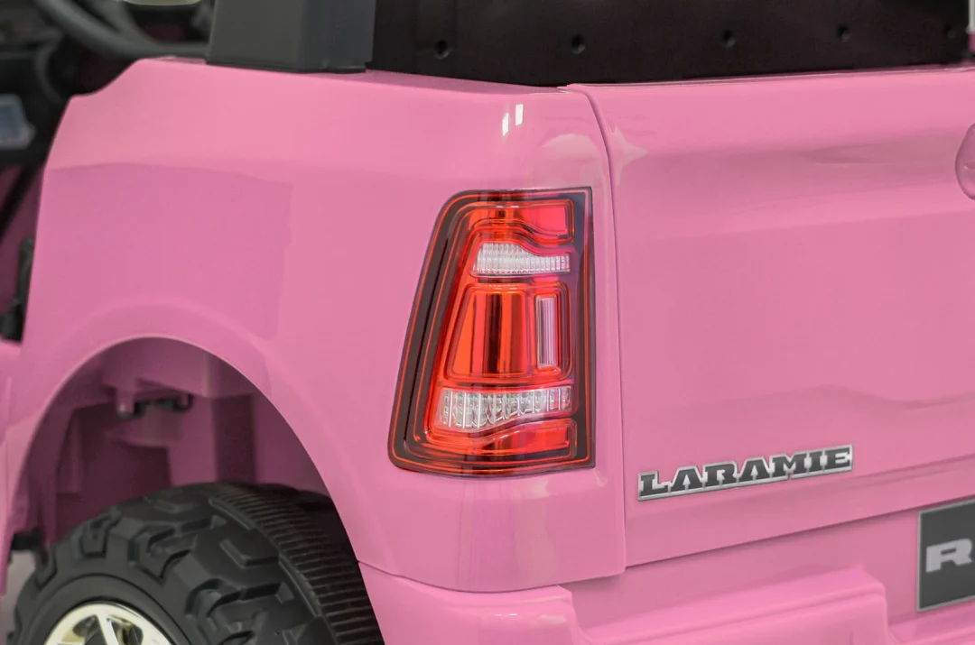 RAM 3500 ružičasto vozilo_23