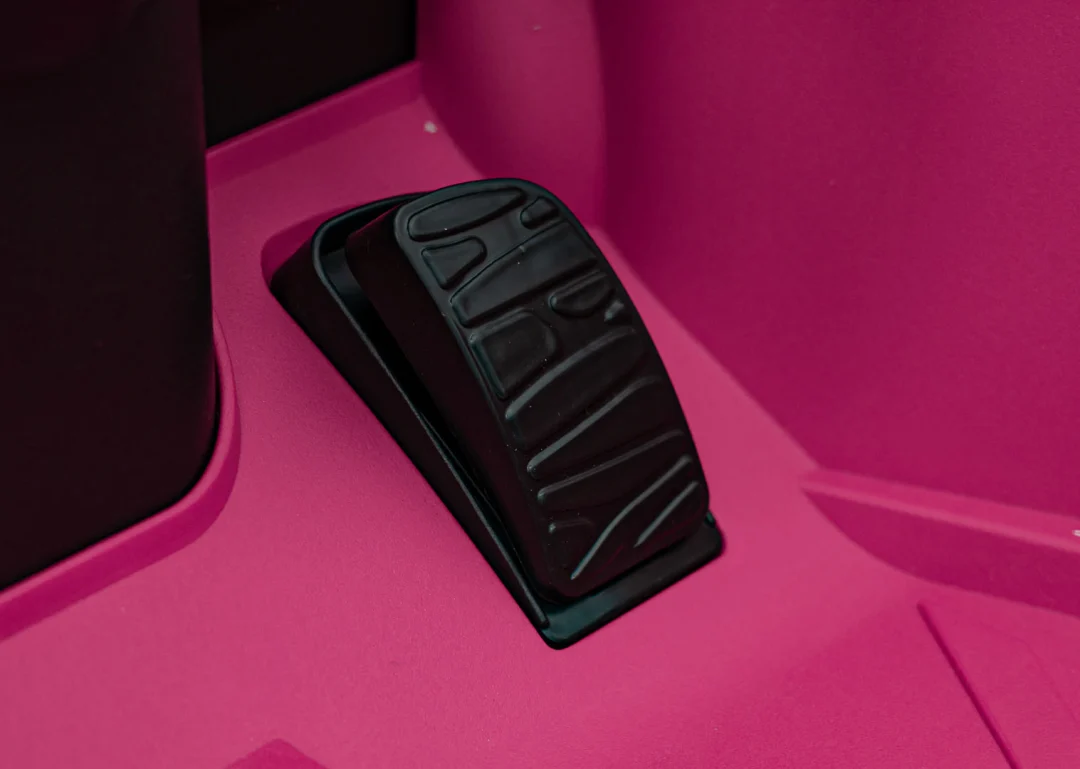 Ružičasto vozilo Lamborghini Revuelto_25