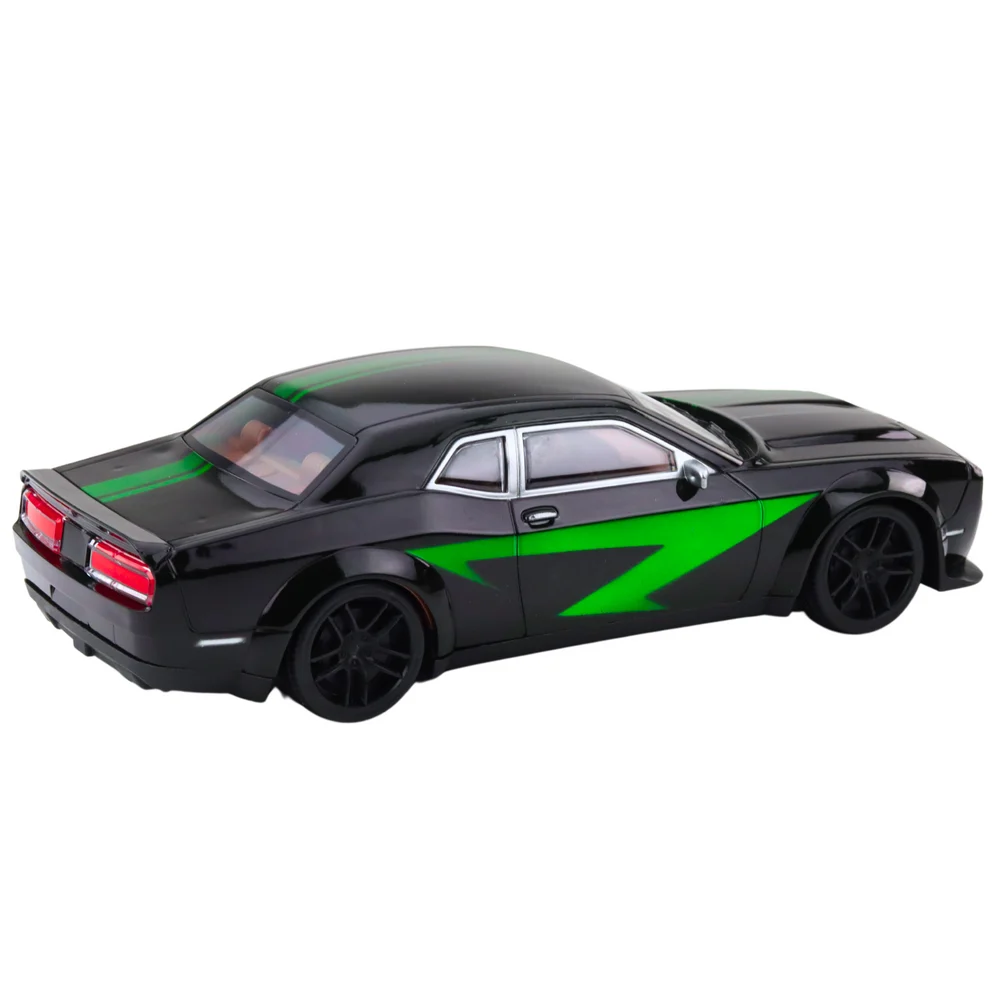 Sportski automobil, sjajna karoserija, crno-zelena_3
