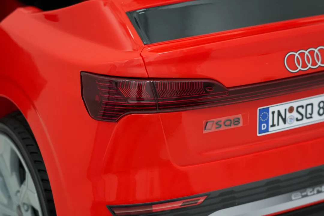 Vozilo Audi SQ8 crveni + 2,4 GHz daljinski_26