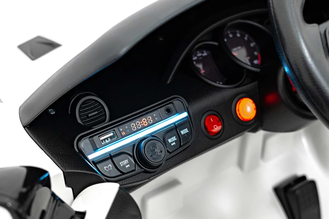 Vozilo Porsche Spyder RS 718 obojano u bijelo_11